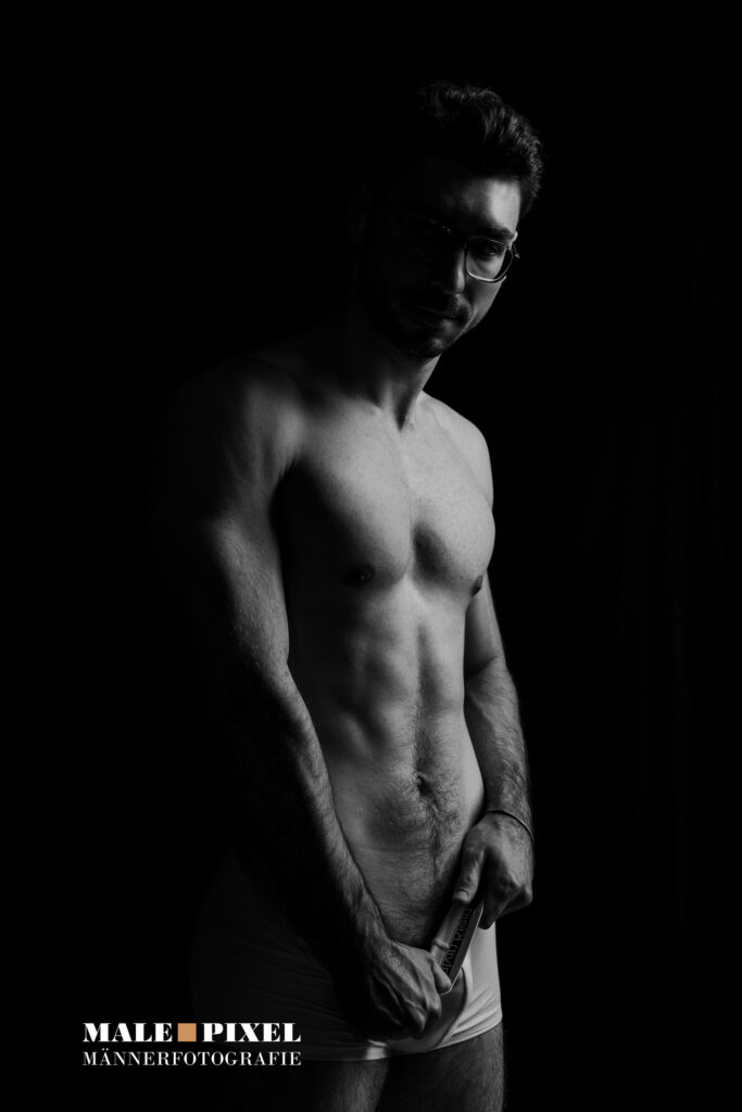 Männerfotografie Low Key Studio mit Fokus auf Oberkörper und Konturen