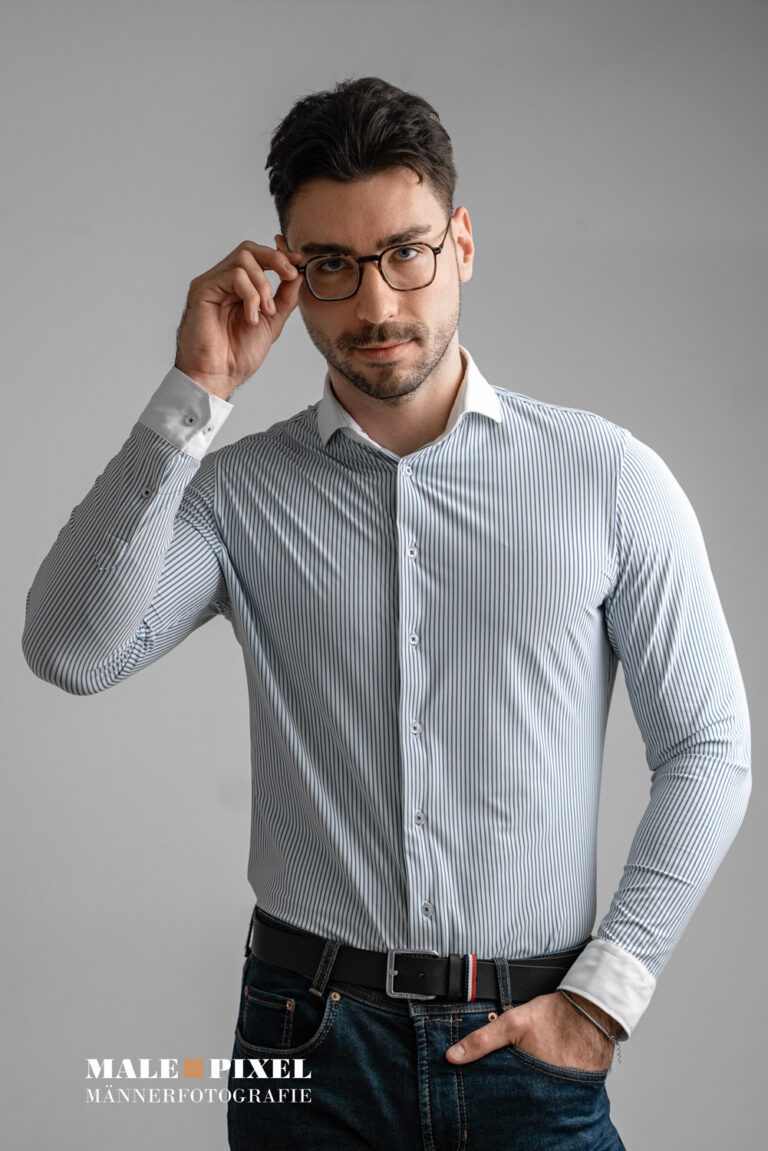 Männer Shooting im Studio vor hellem Hintergrund mit Portrait und Body