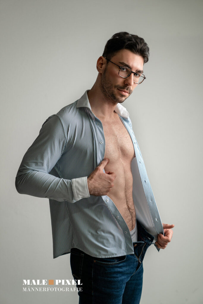 Männer Shooting im Studio vor hellem Hintergrund mit Portrait und Body