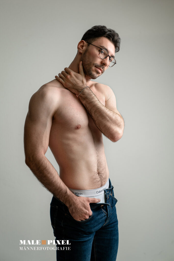 Männer Shooting im Studio vor hellem Hintergrund mit Portrait und Body