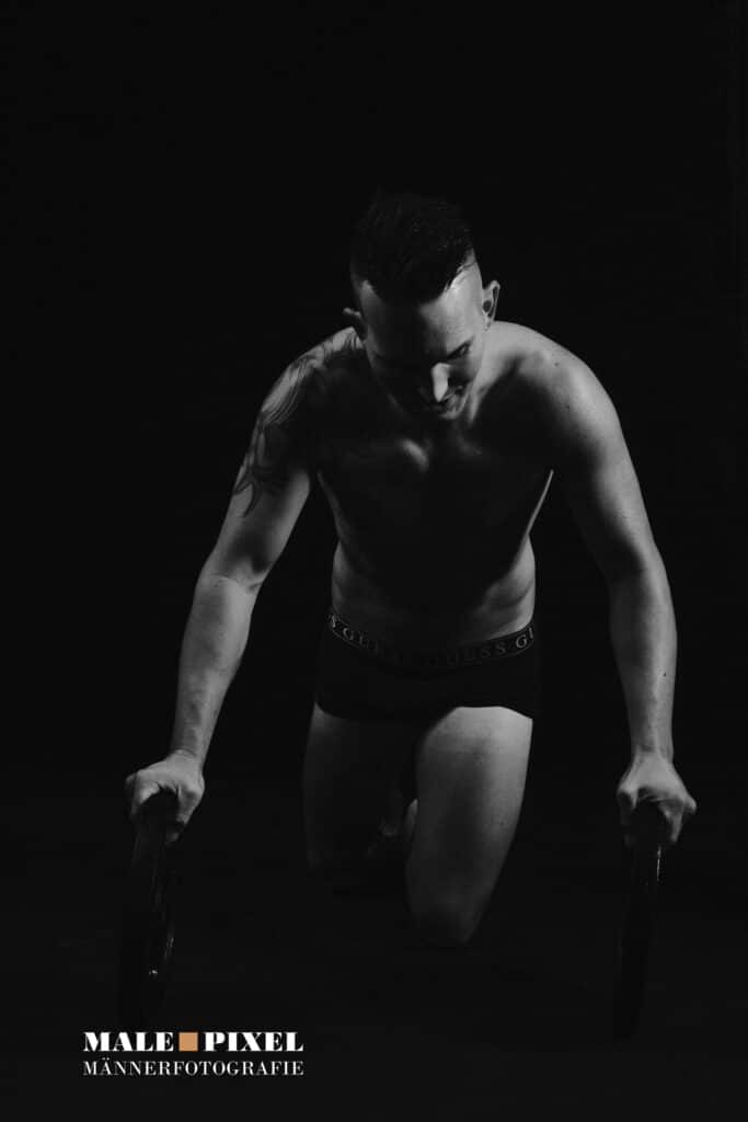 Männerportrait beim Training im Studio