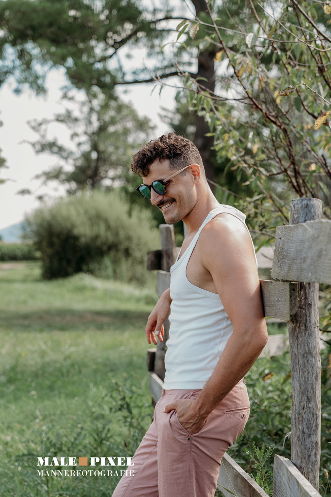 Outdoor Männerportrait im natürlichen Licht mit sommerlicher Stimmung und entspannter Bildwirkung