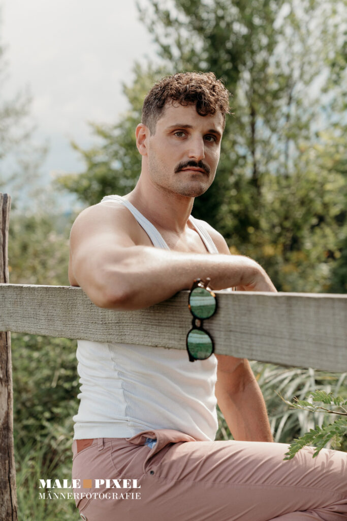 Outdoor Männerportrait im natürlichen Licht mit sommerlicher Stimmung und entspannter Bildwirkung