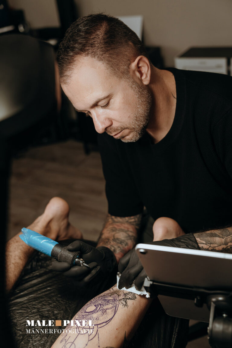 Tätowierer bei der Arbeit in seinem Tattoo Studio – Businessfotografie von MALE PIXEL