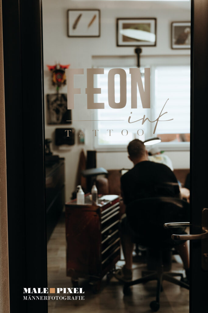 Tätowierer bei der Arbeit in seinem Tattoo Studio – Businessfotografie von MALE PIXEL