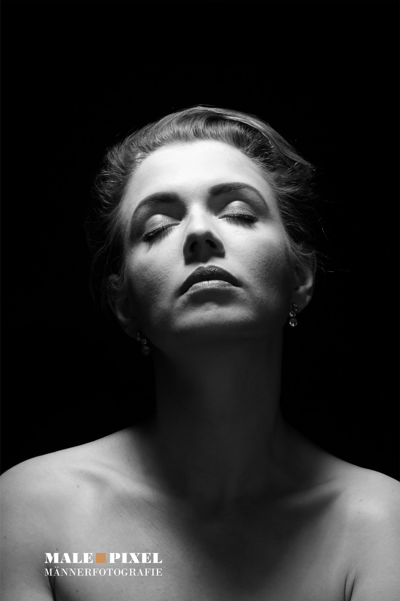 Natalia Schmalz, Fotografin hinter MALE PIXEL, bei verschiedenen Modelshootings – persönliche Einblicke in ihre Erfahrungen vor der Kamera.