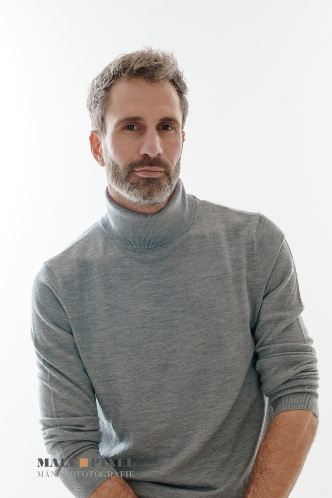 Sedcard-Fotoshooting mit männlichem Model – verschiedene Posen, Ausdrücke und Ganzkörperaufnahmen im Studio.