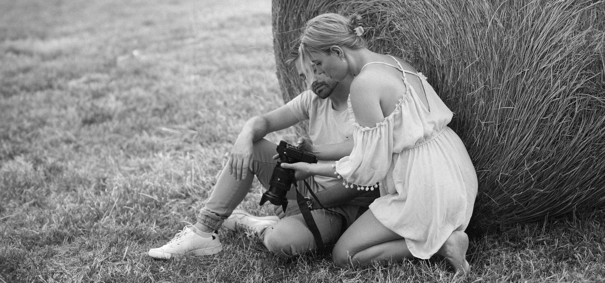 Fotografin Talia von Male Pixel bespricht während eines Outdoor-Männer-Fotoshootings gemeinsam mit dem Kunden die entstandenen Bilder.